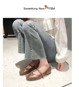 Franse stijl bruine Mary Jane ballerina's met strik in een casual lifestyle setting
