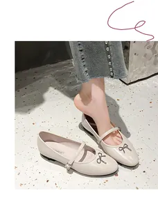 Detailopname van beige Franse Mary Jane-ballerina's met een elegante strikaccent