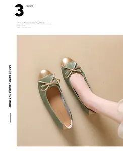 Dettaglio ballerine verdi con punte metalliche dorate e delicati fiocchi decorativi