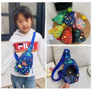 Detaillierte Collage süßer Kinder-Brusttaschen mit Dinosaurier-Print in bunten Farben