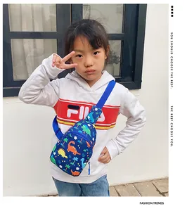 Detailaufnahme einer süßen blauen Kindertasche mit bunten Dino-Prints für Jungen und Mädchen.