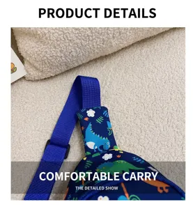 Detailansicht der stabilen Gurtverbindung einer süßen Kinder-Brusttasche mit Dino-Print