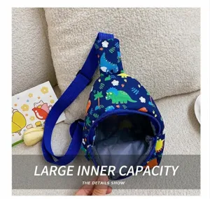 Detail der Innenkapazität der blauen Brusttasche mit Dino-Print für Kinder