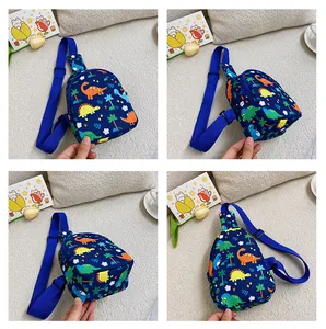 Detailansicht einer blauen Kindertasche mit bunten Dinosaurier-Printmustern.