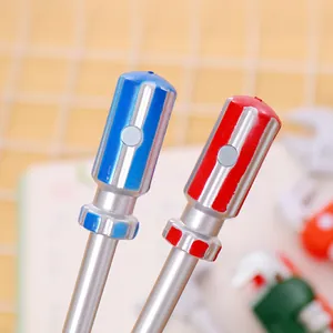Détail rapproché de stylos à bille créatifs en forme de tournevis avec poignées colorées
