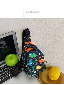 Detailansicht der schwarzen Kinder-Brusttasche mit lebhaften bunten Dinosaurier-Prints