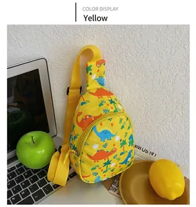 Nahaufnahme einer gelben Kindertasche mit süßem Dinosaurier-Aufdruck im Detail