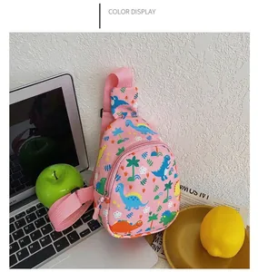Nahaufnahme der rosa Kind Brusttasche mit bunten Dinosaurierdruck für Jungen und Mädchen