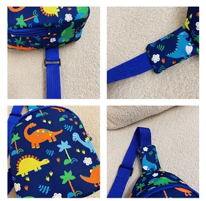 Detailansicht einer blauen Kindertasche mit bunten Dinosaurier-Prints für Kinder.