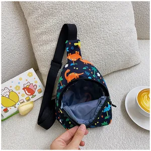 Nahaufnahme der Innenseite einer süßen Brusttasche mit Dino-Print für Kinder mit grauem Futter