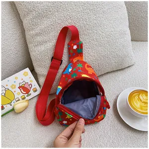 Detailansicht des grauen Innenfutters der roten Kinder-Brusttasche mit Dinosaurier-Print