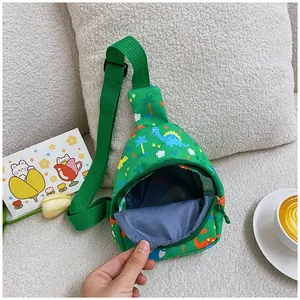 Detailansicht der grünen Kindertasche mit Dinosaurier-Print und Innenfutter im Fokus