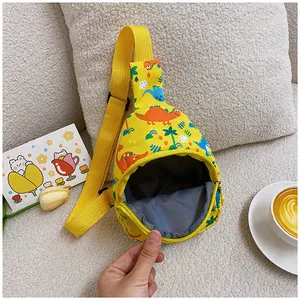 Detailansicht des Innenfutters einer gelben Kindertasche mit niedlichem Dino-Aufdruck