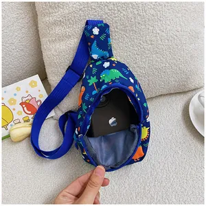Innenansicht der Kinder-Brusttasche mit Dino-Print und Platz für ein großes Smartphone
