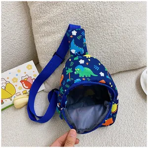 Detailansicht der süßen Kindertasche mit Dinosaurier-Print und offenem Innenraum