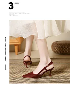 Λεπτομέρεια από μπορντό πέδιλα slingback με χαμηλό τακούνι και μυτερή μύτη σε μοντέλο