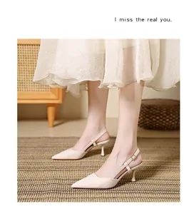 Λεπτομέρεια από κρέμ πέδιλα slingback με χαμηλό τακούνι και κομψό λουράκι με αγκράφα