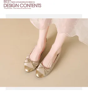 Eleganti ballerine francesi con fiocco e punta dorata indossate da una modella in dettaglio