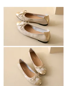 Vista dettagliata di ballerine beige stile francese con punta dorata e fiocco decorativo
