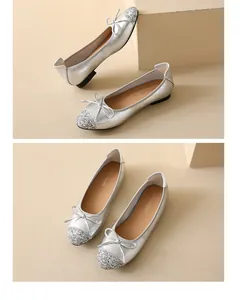 Dettaglio di ballerine argento stile francese con fiocco e punta glitterata chic