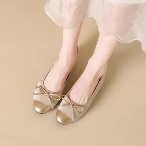 Ballerine francesi in velluto champagne con fiocco dorato e punta metallica