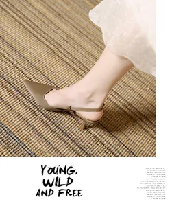 Λεπτομερής κοντινή λήψη κομψών χακί γοβών slingback με μυτερή μύτη σε υφαντό χαλάκι