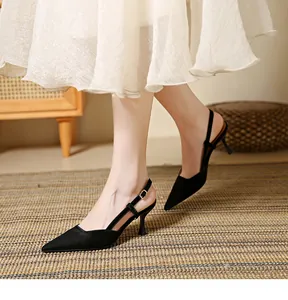 Κομψές μαύρες μυτερές γόβες slingback με τακούνι kitten και ρυθμιζόμενο λουράκι