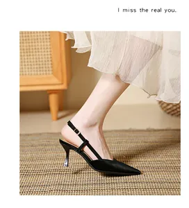 Κομψές μαύρες μυτερές γόβες kitten heel slingback συνδυασμένες με πλισέ φούστα.