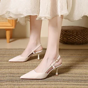 Κομψές μπεζ γόβες slingback με μυτερή μύτη και ρυθμιζόμενο λουράκι στον αστράγαλο