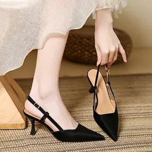 Κομψές μαύρες μυτερές γόβες slingback με λεπτό τακούνι και λουράκι
