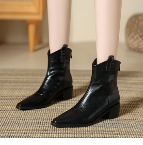 Vue détaillée de bottines en cuir noir à bout pointu avec col en V et talon bloc