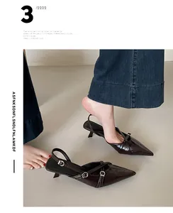 Detail van Franse puntige slingback kitten heels in elegant donkerbruin lakleer