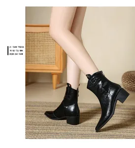 Vue latérale de bottines de cow-boy noires à bout pointu avec une tenue élégante