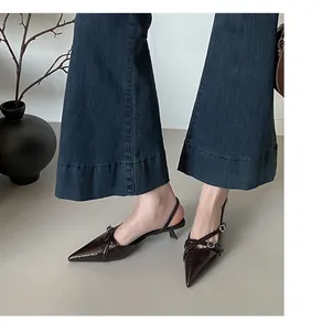 Elegante donkerbruine slingback hakken met puntige neus, gespbandjes en kittenhak.