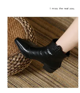 Détail de bottines cowboy vintage en cuir noir à bout pointu et texture en cuir souple