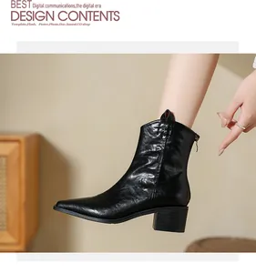 Vue détaillée de bottines de cowboy noires à bout pointu avec découpe en V élégante
