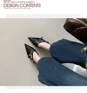 Detailopname van zwarte Franse pumps met spitse neus en elegante kruisbandjes