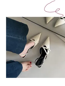 Detail van elegante beige slingback pumps met puntige neus en mooie gekruiste bandjes
