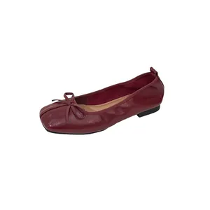 Elegante weinrote Ballerinas im französischen Stil mit quadratischer Zehenpartie und Schleife