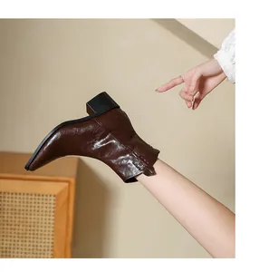 Vue détaillée des bottes de cow-boy rétro en cuir marron avec coupe en V et bout pointu