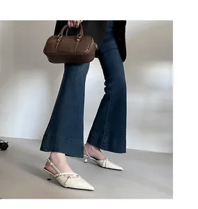 Elegante Franse puntige kitten heel slingback pumps in crèmewit voor het voorjaar.
