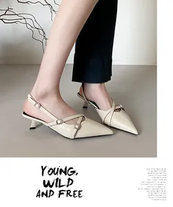 Elegante crèmekleurige slingback pumps met puntige neus en kitten heels kruisbandjes