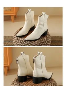 Vue détaillée de bottes de cowboy blanc crème avec bout pointu et fermeture éclair au dos.