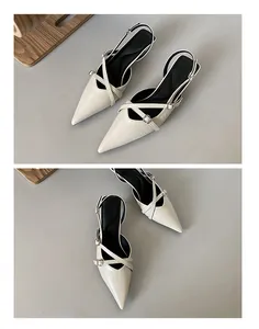 Elegante crème slingback hakken met puntige neus en gekruiste bandjes met gesp in twee zichten