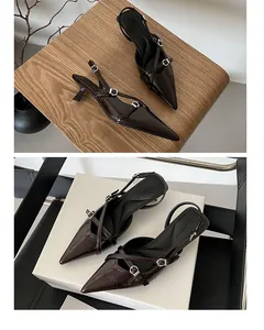 Detail van koffiebruine slingback-hakken met spitse neus en elegante gespbanden