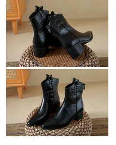 Vues détaillées de bottes de cowboy vintage en cuir noir à bout pointu et col en V.