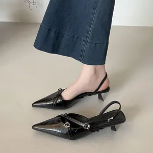 Elegante zwarte slingback kitten heels met spitse neus en decoratieve gespen dames.