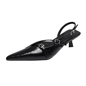 Elegante zwarte slingback-pumps met spitse neus, gespbandjes en een gekreukte textuur.