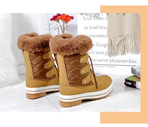 Vue arrière de bottes de neige d'hiver avec doublure en fausse fourrure brune