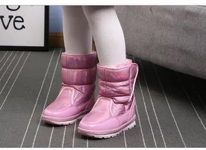 Roze iriserende sneeuwlaarzen voor kinderen met een warme pluche voering en zolen